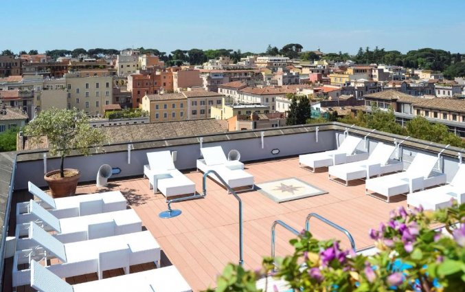 Dakterras met zwembad van Hotel Mercura Roma Centro Colloseo Rome